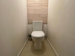 W pokoju znajduje się łazienka z białą toaletą. w obiekcie Appartement Les Menuires, 2 pièces, 5 personnes - FR-1-452-125 w Les Menuires