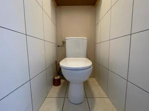 łazienka z białą toaletą w kabinie w obiekcie Studio Les Menuires, 1 pièce, 4 personnes - FR-1-452-259 w Les Menuires