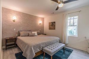 Una cama o camas en una habitación de Renovated Historic Home in the Heart of Downtown