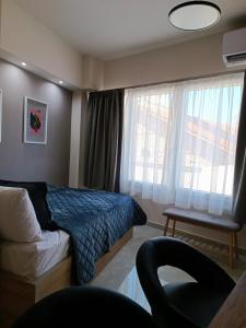 - une chambre avec un lit et une fenêtre dans l'établissement Central Studio in Veria, à Véria