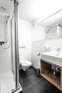 Baðherbergi á Hotel-Gasthof Löwen
