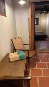 Zimmer mit 2 Stühlen, einem Tisch und einem Tisch in der Unterkunft Yamaharuka in Jinhu