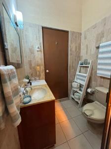 La salle de bains est pourvue d'un lavabo et de toilettes. dans l'établissement Departamento en el Área de Olas Altas, à Mazatlán