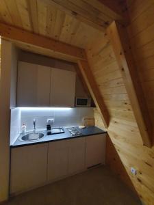 una vista aérea de una cocina en una cabaña de madera en KoCHALET Apartment en Crni Vrh