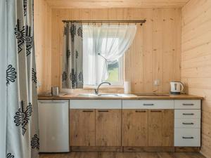 eine Küche mit einem Waschbecken und einem Fenster in der Unterkunft Spiska Chatka in Kacwin