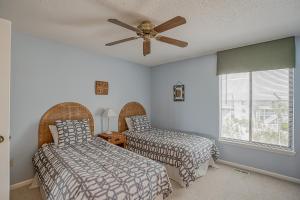 Postel nebo postele na pokoji v ubytování NEW LISTING! Two Bedrooms in A Building with Marsh and Ocean Views