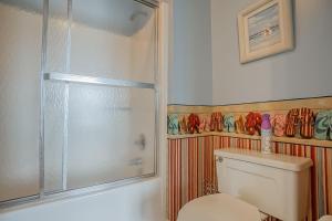 Koupelna v ubytování NEW LISTING! Two Bedrooms in A Building with Marsh and Ocean Views