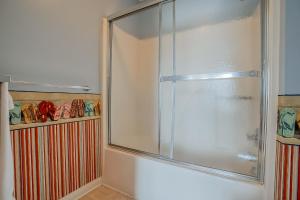 Koupelna v ubytování NEW LISTING! Two Bedrooms in A Building with Marsh and Ocean Views