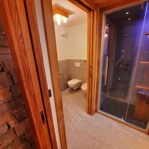 Bilik mandi di Maison Meynet Mountain Charm