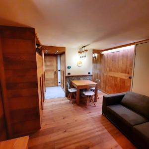 een woonkamer met een bank en een tafel bij Maison Meynet Mountain Charm in Breuil-Cervinia