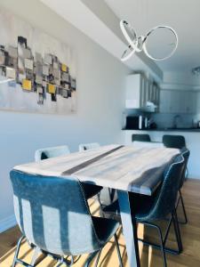 stół jadalny z krzesłami i wentylator sufitowy w obiekcie 112 Delphi Court - Blue Mountain Escape w mieście Blue Mountains