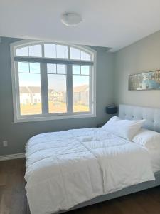 ein weißes Bett in einem Schlafzimmer mit einem Fenster in der Unterkunft 112 Delphi Court - Blue Mountain Escape in Blue Mountains