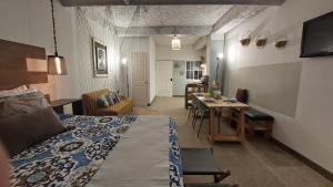 sypialnia z łóżkiem i stołem oraz jadalnia w obiekcie Sunset View 1-2 by Madriguera w mieście La Libertad