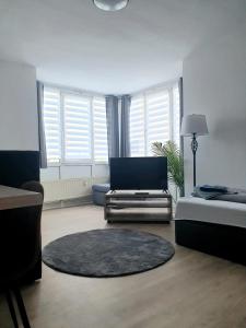 uma sala de estar com um sofá e uma cadeira em Zur Elster 2 em Plauen