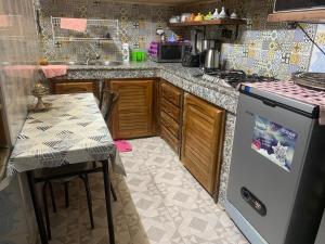 Dar lmrama Guest House Fes Medina Morocco tesisinde mutfak veya mini mutfak
