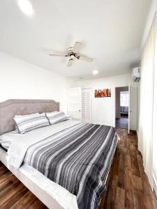 Een bed of bedden in een kamer bij House, close to Disneyland, beaches, John Wayne