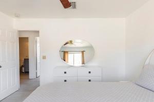 เตียงในห้องที่ Electroliquid's Casa Pueblo Joshua Tree