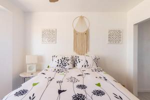 เตียงในห้องที่ Electroliquid's Casa Pueblo Joshua Tree