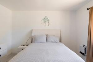 เตียงในห้องที่ Electroliquid's Casa Pueblo Joshua Tree