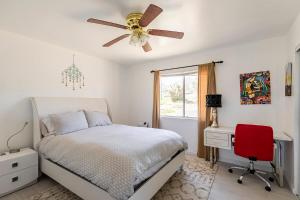 เตียงในห้องที่ Electroliquid's Casa Pueblo Joshua Tree