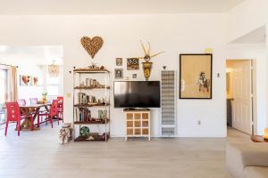 โทรทัศน์และ/หรือระบบความบันเทิงของ Electroliquid's Casa Pueblo Joshua Tree