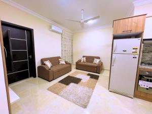 un soggiorno con 2 divani e un frigorifero di Beach Front Apartment in Hurghada La Quinta Beach Compound a Ismailia