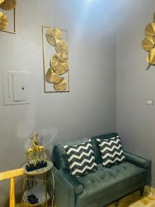 een woonkamer met een groene bank en een tafel bij Montego Bay, Ironshore Luxury Studio in Montego Bay