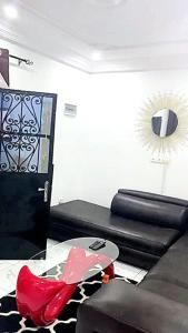 a room with a door and a red high heels at Residence Sighaka - Luxus VIP Apartment - WiFi, Gardien, Parking in Douala