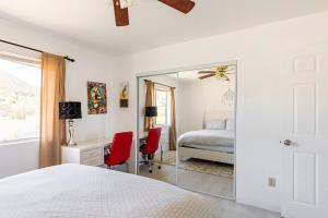 Postel nebo postele na pokoji v ubytování Electroliquid's Casa Pueblo Joshua Tree + 37 fotografií