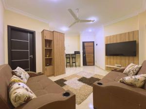un soggiorno con divano e TV a schermo piatto di Beach Front Apartment in Hurghada La Quinta Beach Compound a Ismailia