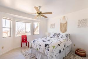เตียงในห้องที่ Electroliquid's Casa Pueblo Joshua Tree