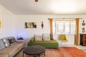 พื้นที่นั่งเล่นของ Electroliquid's Casa Pueblo Joshua Tree