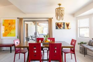พื้นที่นั่งเล่นของ Electroliquid's Casa Pueblo Joshua Tree