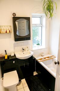 łazienka z umywalką, toaletą i oknem w obiekcie Elite 49 Stays w mieście Newcastle upon Tyne