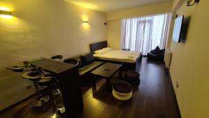 Habitación pequeña con cama, mesa y sillas en New Gudauri Apartment, en Gudauri