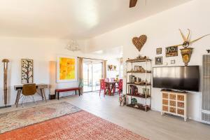 โทรทัศน์และ/หรือระบบความบันเทิงของ Electroliquid's Casa Pueblo Joshua Tree