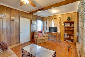 sala de estar con sofá y TV en Corral Creek Cow Camp Pet-Friendly Circle Cabin, en Circle