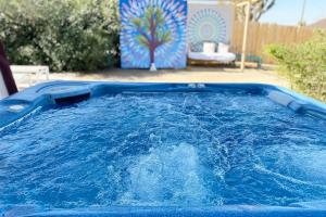 สระว่ายน้ำที่อยู่ใกล้ ๆ หรือใน Electroliquid's Casa Pueblo Joshua Tree