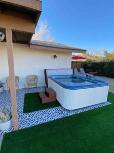 Bazén v ubytování Electroliquid's Casa Pueblo Joshua Tree nebo v jeho okolí