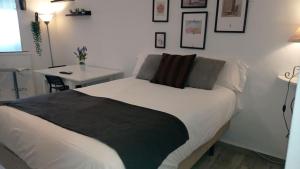 Posteľ alebo postele v izbe v ubytovaní Holidays2Torremolinos Studio in Loma del Colegial Torremolinos close to center with pool, rooftop terrace + 31 fotografií