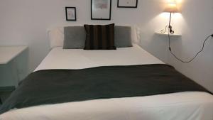 Posteľ alebo postele v izbe v ubytovaní Holidays2Torremolinos Studio in Loma del Colegial Torremolinos close to center with pool, rooftop terrace