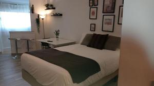 Posteľ alebo postele v izbe v ubytovaní Holidays2Torremolinos Studio in Loma del Colegial Torremolinos close to center with pool, rooftop terrace
