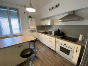 Kuchyň nebo kuchyňský kout v ubytování Le Breuil - Spacieux, Chaleureux, Emplacement Idéal