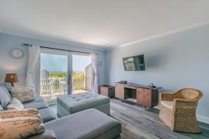 Harbor IslandOcean Front D-Building - POOL ACCESS AND OCEAN VIEWS!!!的带沙发和电视的客厅