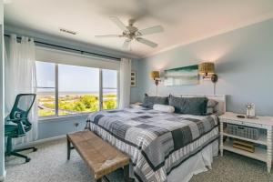 Harbor IslandOcean Front D-Building - POOL ACCESS AND OCEAN VIEWS!!!的一间卧室配有一张床、一张书桌和一个窗户。 更多37张照片