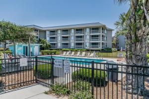 Harbor IslandOcean Front D-Building - POOL ACCESS AND OCEAN VIEWS!!!的一座带游泳池和大楼的度假村