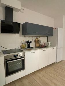 una cocina con estufa y refrigerador en cybernetyki2 INN near airport, en Varsovia 14 fotos más