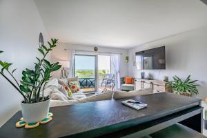 Televiisor ja/või meelelahutuskeskus majutusasutuses Newly Listed - Oceanfront Condo on Harbor Island