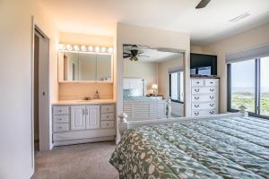 Köök või kööginurk majutusasutuses Newly Listed - Oceanfront Condo on Harbor Island