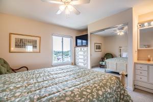 Voodi või voodid majutusasutuse Newly Listed - Oceanfront Condo on Harbor Island toas +33 fotot